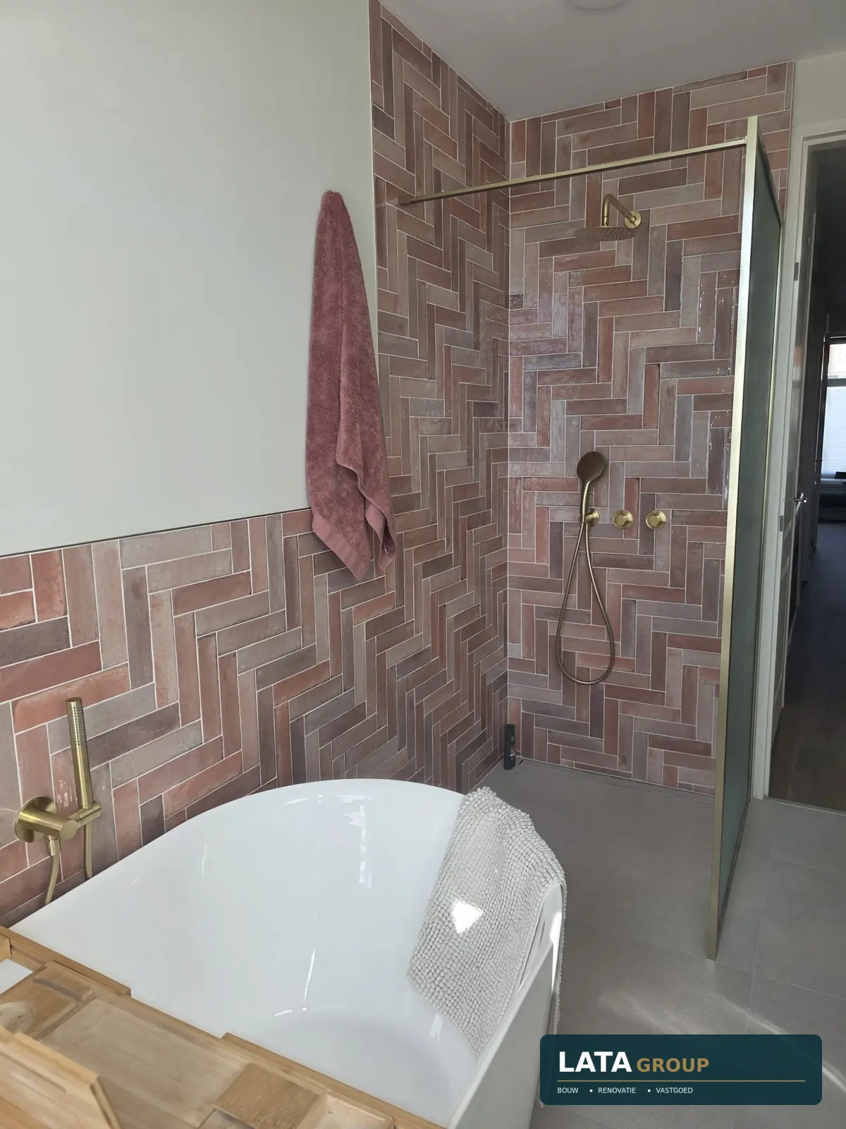 Door LATA gerealiseerde badkamer met roze visgraattegels