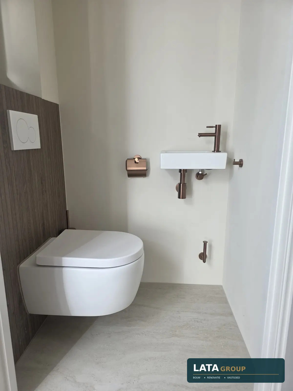 Compact toilet met koperkleurige details, uitgevoerd door LATA Group