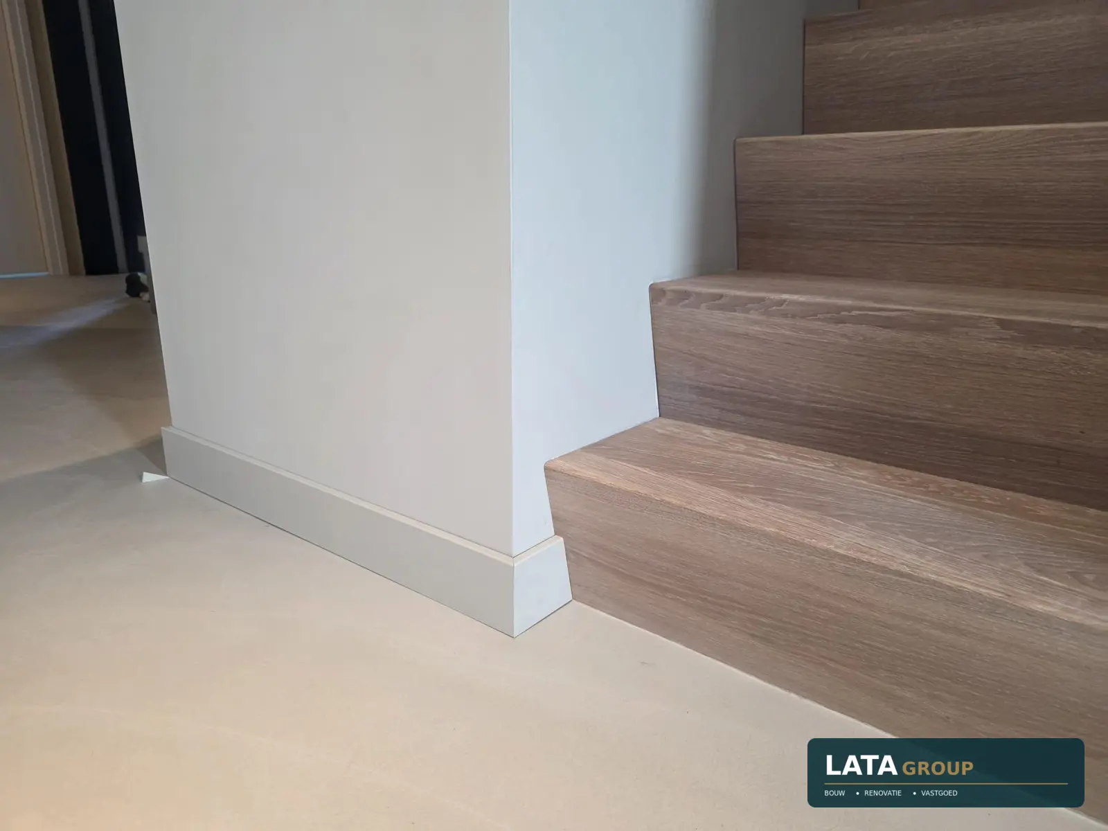 Door LATA afgewerkte houten trap en plinten